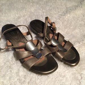 Naturalizer Gold Tone Strap Sandals 10N